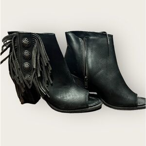NWT Distressed Liberty Black Gypsy Toscano peep toe fringe boots. Size 8.